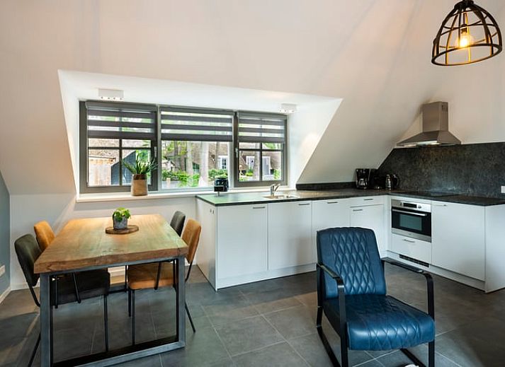 Ferienhaus in Putten, Veluwe, umgeben von ueppigen Blumen und Natur in Gelderland.