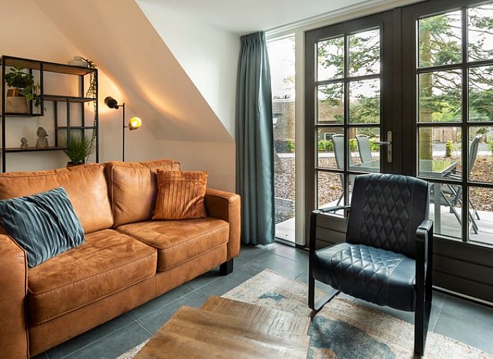 Ferienhaus in Putten, Veluwe, umgeben von ueppigen Blumen und Natur in Gelderland.