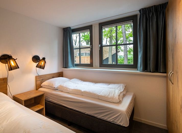 Ferienhaus in Putten, Veluwe, umgeben von ueppigen Blumen und Natur in Gelderland.