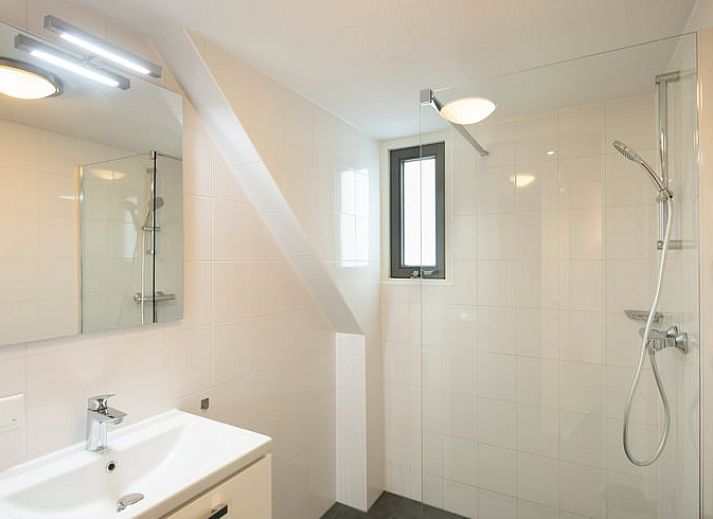 Geraeumige Terrasse am Ferienhaus in Putten, Veluwe, ideal fuer Entspannung in Gelderland.