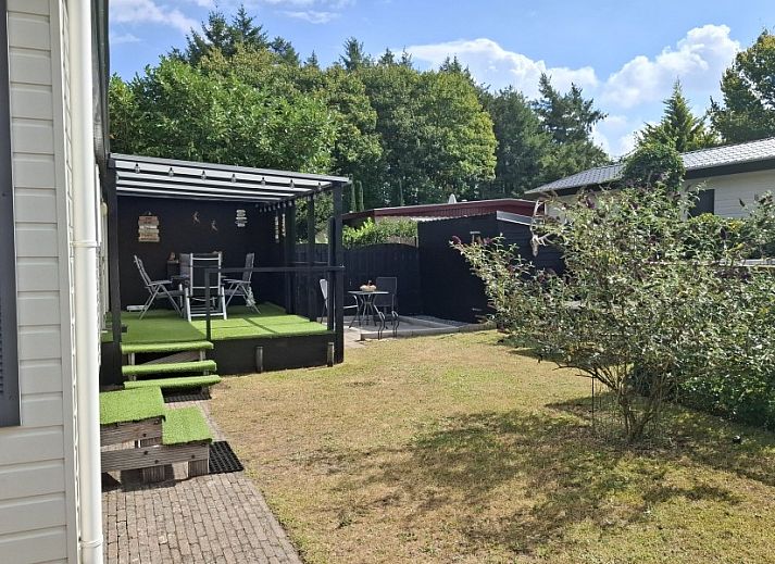Chalet Relax in Putten, Veluwe, a cozy vacation home surrounded by green nature and equipped with a sunny terrace.