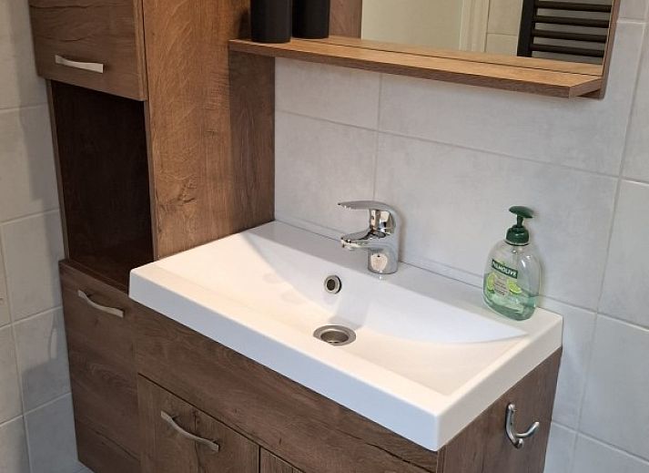 Veranda of Chalet Relax in Putten, Veluwe, Gelderland, surrounded by green nature, ideal for a relaxing vacation stay.