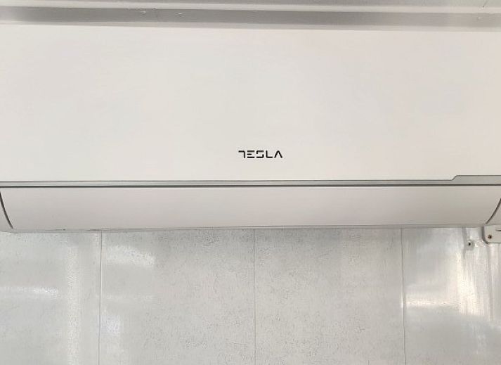 Covered porch of Chalet Relax in Putten, Veluwe, Gelderland, with comfortable seating area and views of the natural surroundings.