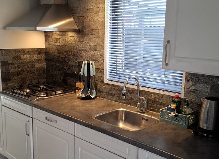 Decorative corner of Chalet Relax in Putten, Veluwe, Gelderland, with wooden ornaments and a welcome sign.