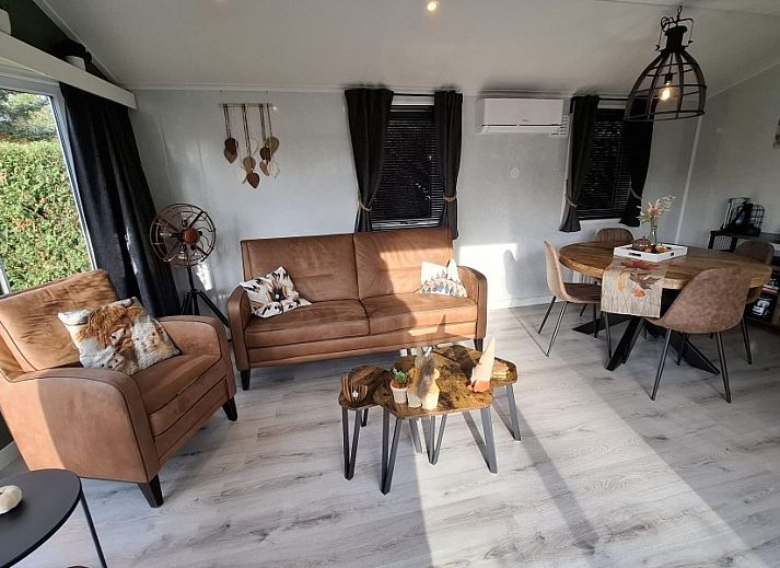 Decorative corner of Chalet Relax in Putten, Veluwe, Gelderland, with wooden ornaments and a welcome sign.
