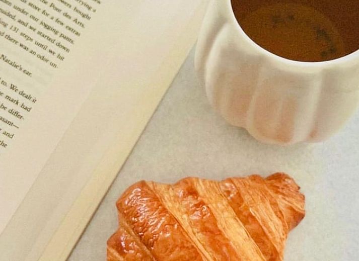 Stilvolle Badezimmerdekoration im Ferienhaus in Putten, Veluwe, mit moderner Kunst und natuerlichen Elementen im Ferienhaus in Gelderland.