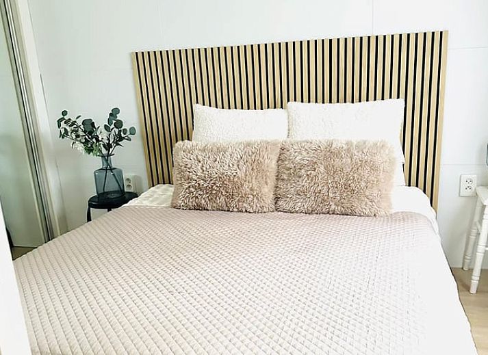 Stilvolle Badezimmerdekoration im Ferienhaus in Putten, Veluwe, mit moderner Kunst und natuerlichen Elementen im Ferienhaus in Gelderland.