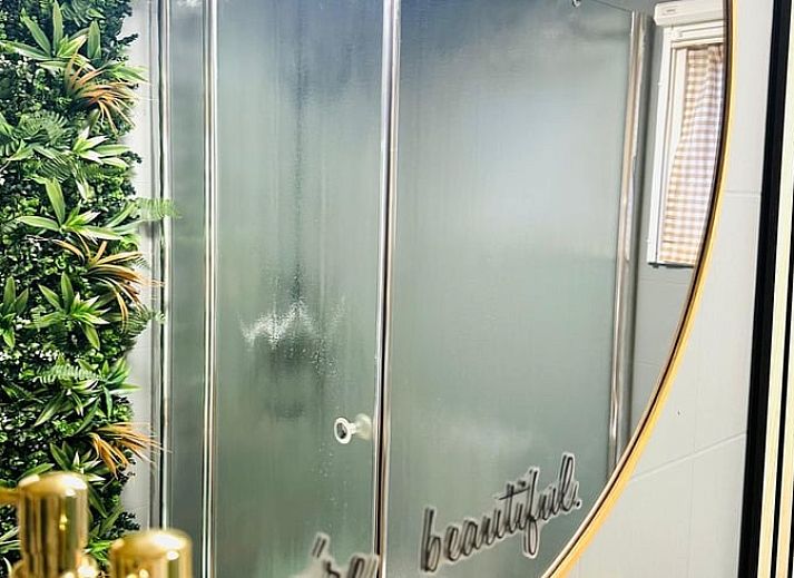 Stilvolle Badezimmerdekoration im Ferienhaus in Putten, Veluwe, mit moderner Kunst und natuerlichen Elementen im Ferienhaus in Gelderland.