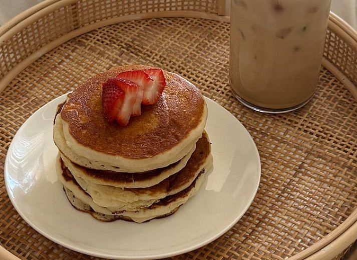 Stilvolles Badezimmer eines Ferienhauses in Putten, Veluwe, Gelderland, mit inspirierendem Spiegelspruch und luxurioesen Details.