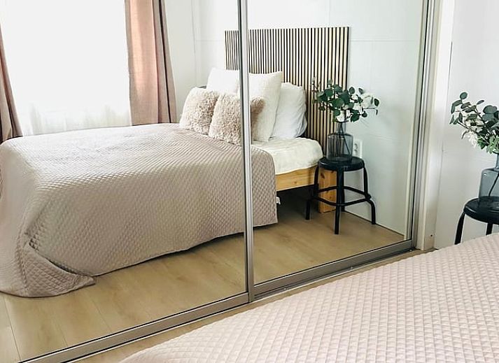 Stilvolles Badezimmer eines Ferienhauses in Putten, Veluwe, Gelderland, mit inspirierendem Spiegelspruch und luxurioesen Details.