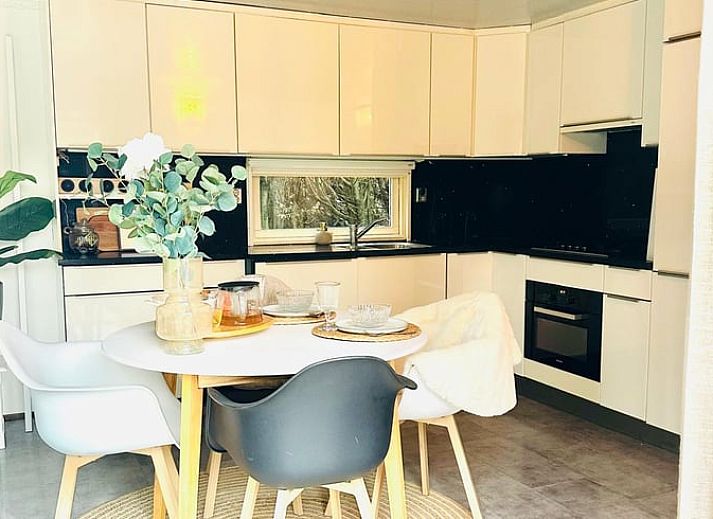 Stilvolles Badezimmer eines Ferienhauses in Putten, Veluwe, Gelderland, mit inspirierendem Spiegelspruch und luxurioesen Details.