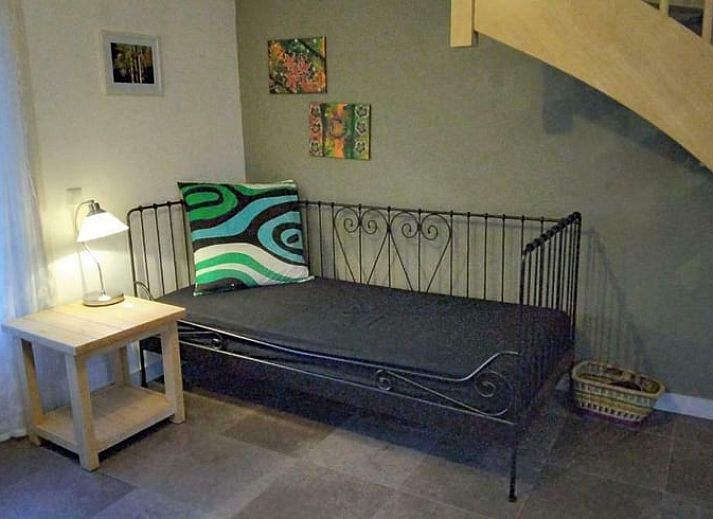 Ferienhaus in Putten mit Sonnenkollektoren auf dem Dach, umgeben von Natur in der Veluwe, Gelderland.