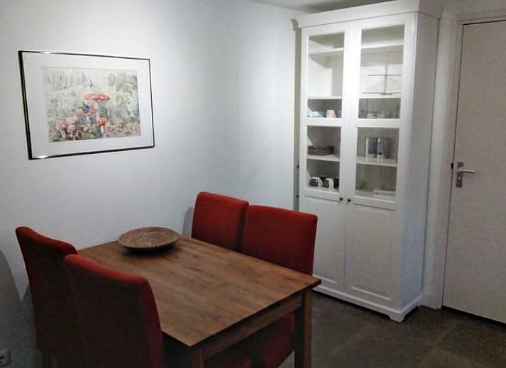 Ferienhaus in Putten mit Sonnenkollektoren auf dem Dach, umgeben von Natur in der Veluwe, Gelderland.