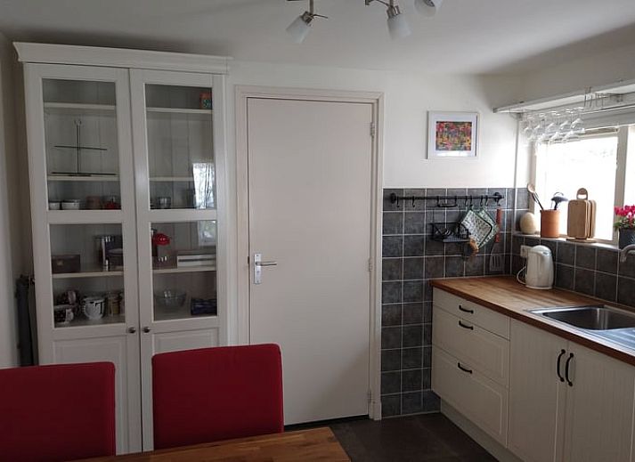 Ferienhaus in Putten mit Sonnenkollektoren auf dem Dach, umgeben von Natur in der Veluwe, Gelderland.