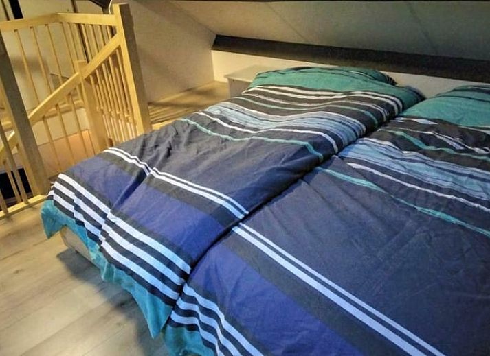 Ferienhaus in Putten mit Sonnenkollektoren auf dem Dach, umgeben von Natur in der Veluwe, Gelderland.