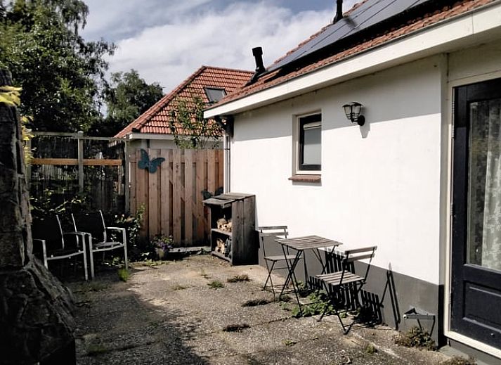 Willkommen im Ferienhaus in Putten, einem charmanten Ferienhaus in Veluwe, Gelderland, mit einem einladenden Schild am Eingang.