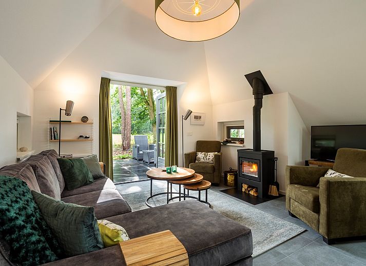 Vacation home Sprielderbosch 24 'Rijckholt' in Putten, Veluwe surrounded by green nature and rustic architecture.