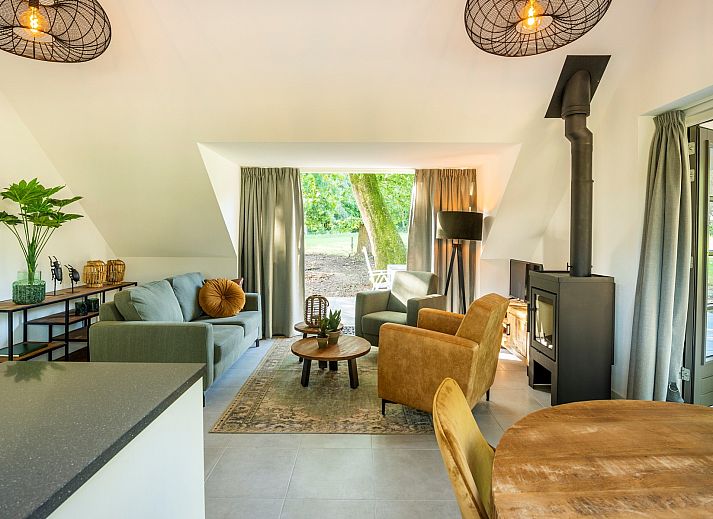 Schoenes Reetdach des Ferienhauses Sprielderbosch 31 Lindenhorst an der Veluwe in Putten, Gelderland.