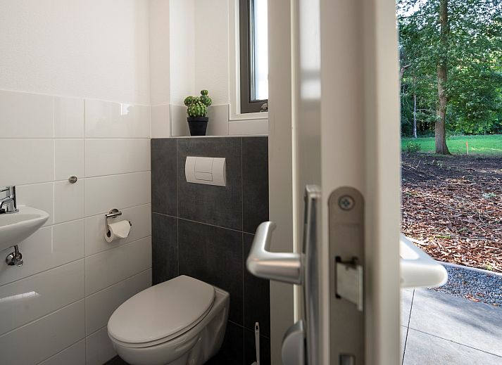 Gemuetliche Terrasse mit Haengematte im Holiday home Sprielderbosch 31 Lindenhorst in Putten, Veluwe.