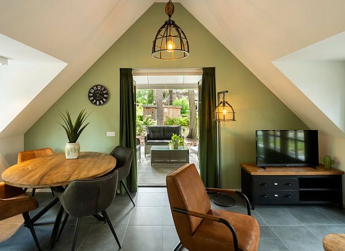 Veranda von Huisje in Putten, ein Ferienhaus an der Veluwe in Gelderland, umgeben von Natur und ruhigen Waeldern.