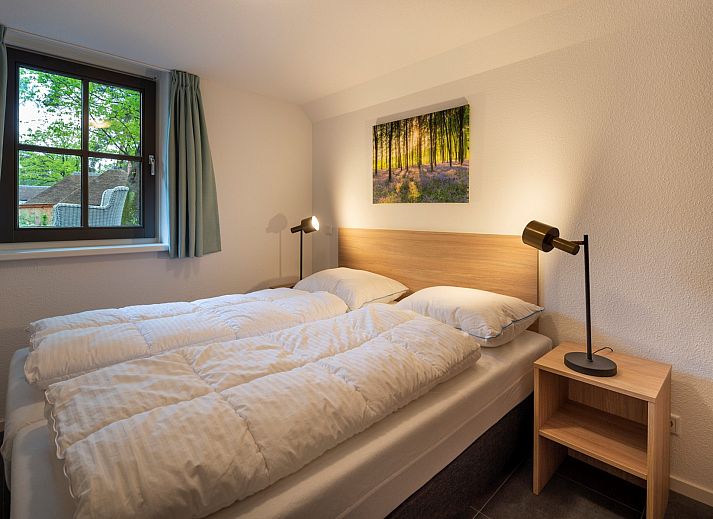 Gemuetliches Wohnzimmer des Ferienhauses Sprielderbosch 27 De Uitlaat in Putten, Veluwe mit moderner Einrichtung.