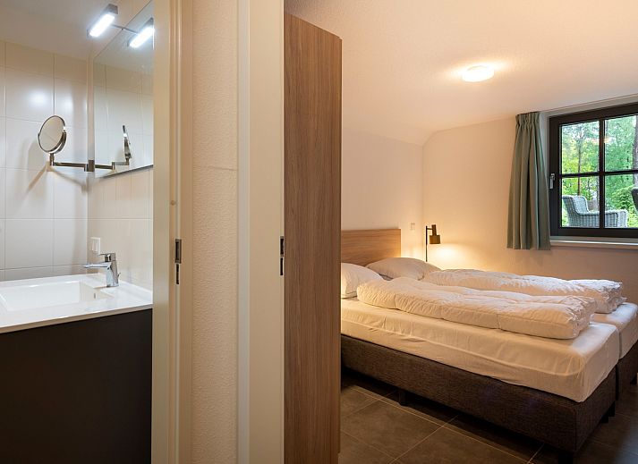 Gemuetliches Wohnzimmer des Ferienhauses Sprielderbosch 27 De Uitlaat in Putten, Veluwe mit moderner Einrichtung.