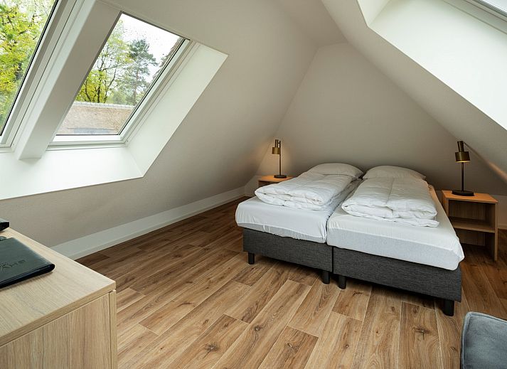 Warme Decke auf dem Sofa im Ferienhaus Sprielderbosch 27 De Uitlaat in Putten, Veluwe, ein perfekter Ort zum Ausruhen.