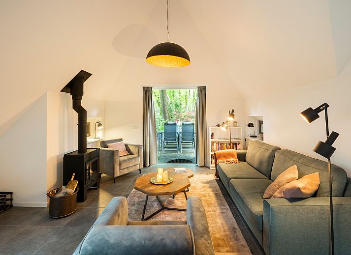 Warme Decke auf dem Sofa im Ferienhaus Sprielderbosch 27 De Uitlaat in Putten, Veluwe, ein perfekter Ort zum Ausruhen.