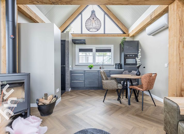 Lichte en ruime woonkamer van vakantiehuis DG1461 in Wezep, Veluwe, Gelderland met modern interieur.