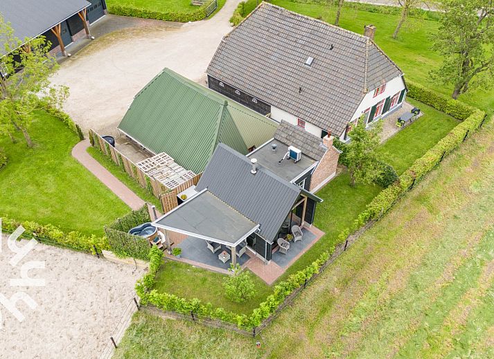 Lichte en ruime woonkamer van vakantiehuis DG1461 in Wezep, Veluwe, Gelderland met modern interieur.