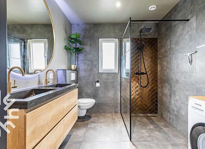 Sfeervolle slaapkamer in vakantiehuis DG1461 in Wezep, Veluwe, Gelderland met warme verlichting.