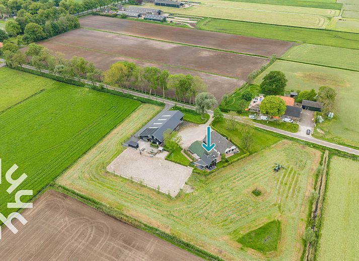 Luxe badkamer in vakantiehuis DG1461 in Wezep, Veluwe, Gelderland met dubbele wastafel en grote spiegel.