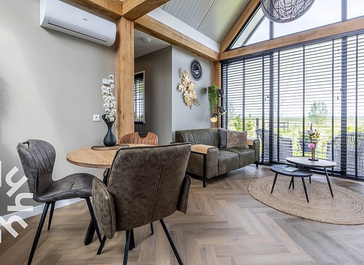 Luxe badkamer in vakantiehuis DG1461 in Wezep, Veluwe, Gelderland met dubbele wastafel en grote spiegel.