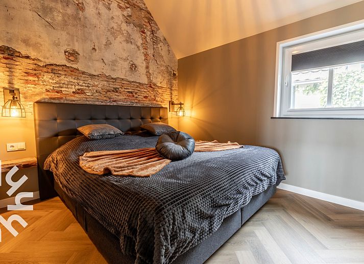 Luxe badkamer in vakantiehuis DG1461 in Wezep, Veluwe, Gelderland met dubbele wastafel en grote spiegel.