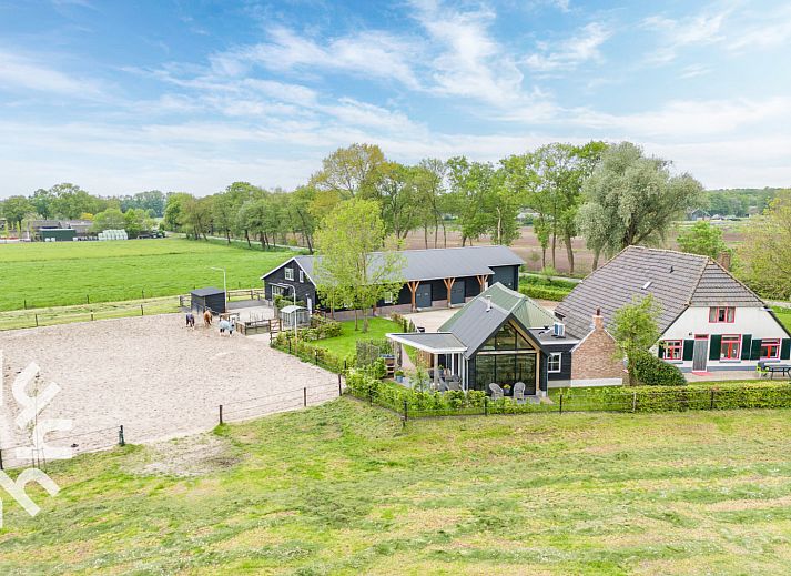 Gezellig terras bij vakantiehuis DG1461 in Wezep, Veluwe, Gelderland met comfortabele stoelen.