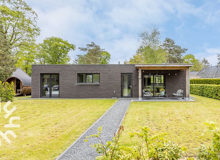 DG814 Ferienhaus in Voorthuizen, Veluwe mit modernem Aussenbereich und gruenem Garten.