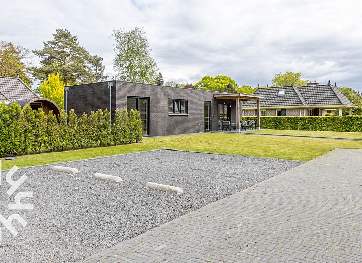 DG814 Ferienhaus in Voorthuizen, Veluwe mit modernem Aussenbereich und gruenem Garten.