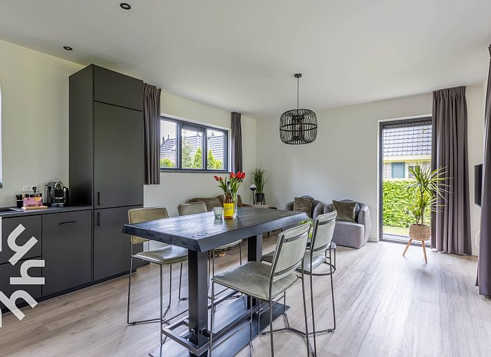 Stilvolles Esszimmer im Ferienhaus DG814, Voorthuizen, Veluwe, mit viel Tageslicht.