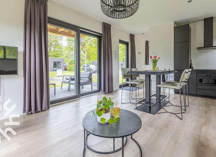 Stilvolles Esszimmer im Ferienhaus DG814, Voorthuizen, Veluwe, mit viel Tageslicht.