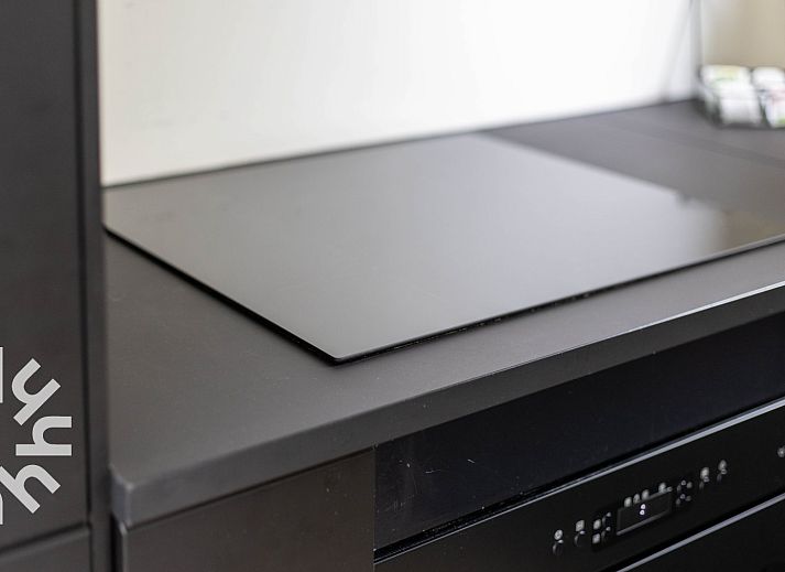 Geraeumiges Wohnzimmer im Ferienhaus DG814, Voorthuizen, Veluwe, mit Blick auf den Garten.