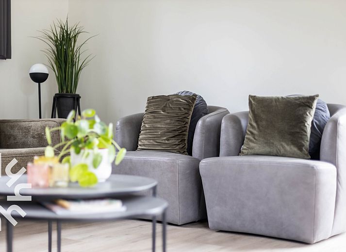 Geraeumiges Wohnzimmer im Ferienhaus DG814, Voorthuizen, Veluwe, mit Blick auf den Garten.