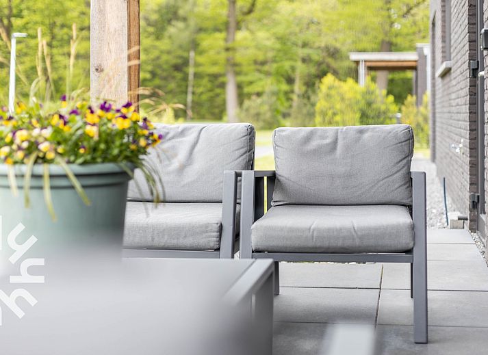 Geraeumiges Wohnzimmer im Ferienhaus DG814, Voorthuizen, Veluwe, mit Blick auf den Garten.