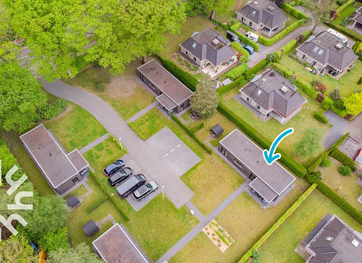 Geraeumiges Wohnzimmer im Ferienhaus DG814, Voorthuizen, Veluwe, mit Blick auf den Garten.