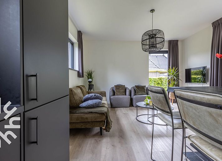 Geraeumiges Wohnzimmer im Ferienhaus DG814, Voorthuizen, Veluwe, mit Blick auf den Garten.