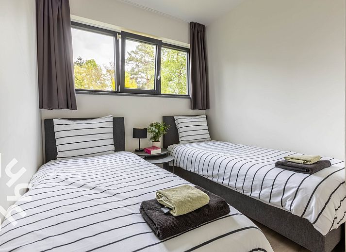 Modernes Badezimmer im Ferienhaus DG814, Voorthuizen, Veluwe, mit glatter Oberflaeche.