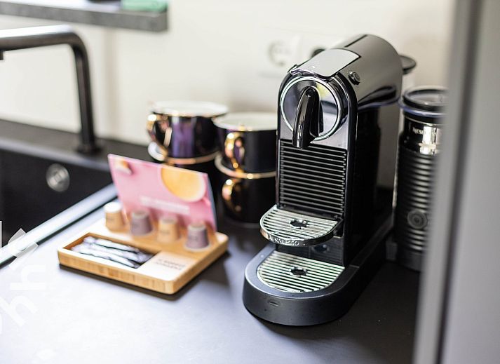 Modernes Badezimmer im Ferienhaus DG814, Voorthuizen, Veluwe, mit glatter Oberflaeche.
