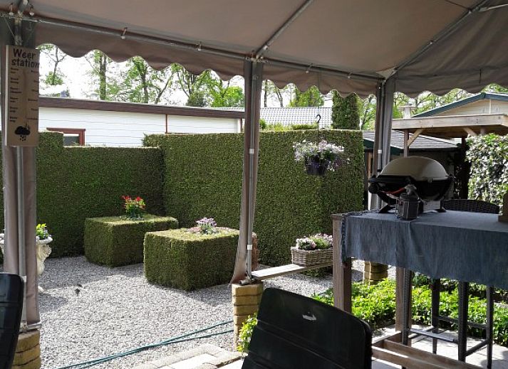 Welgelegen 2 chalet in Voorthuizen, Veluwe met prachtig aangelegde tuin en beelden, ideaal voor natuurliefhebbers.