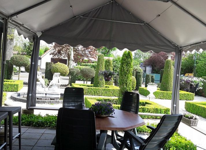 Welgelegen 2 chalet in Voorthuizen, Veluwe met prachtig aangelegde tuin en beelden, ideaal voor natuurliefhebbers.