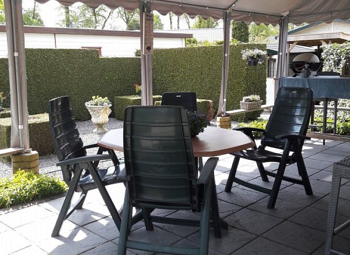 Welgelegen 2 chalet in Voorthuizen, Veluwe met prachtig aangelegde tuin en beelden, ideaal voor natuurliefhebbers.