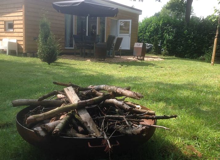 Geniessen Sie die Ruhe auf der Terrasse des Ferienhauses in Voorthuizen, das in der gruenen Umgebung der Veluwe in Gelderland liegt.